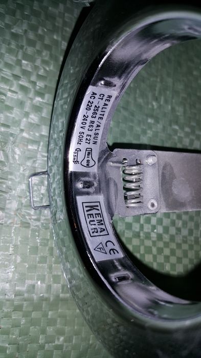 Oprawa wpuszczana sufitowa podbitka podwieszany Armstrong okrągła E 27