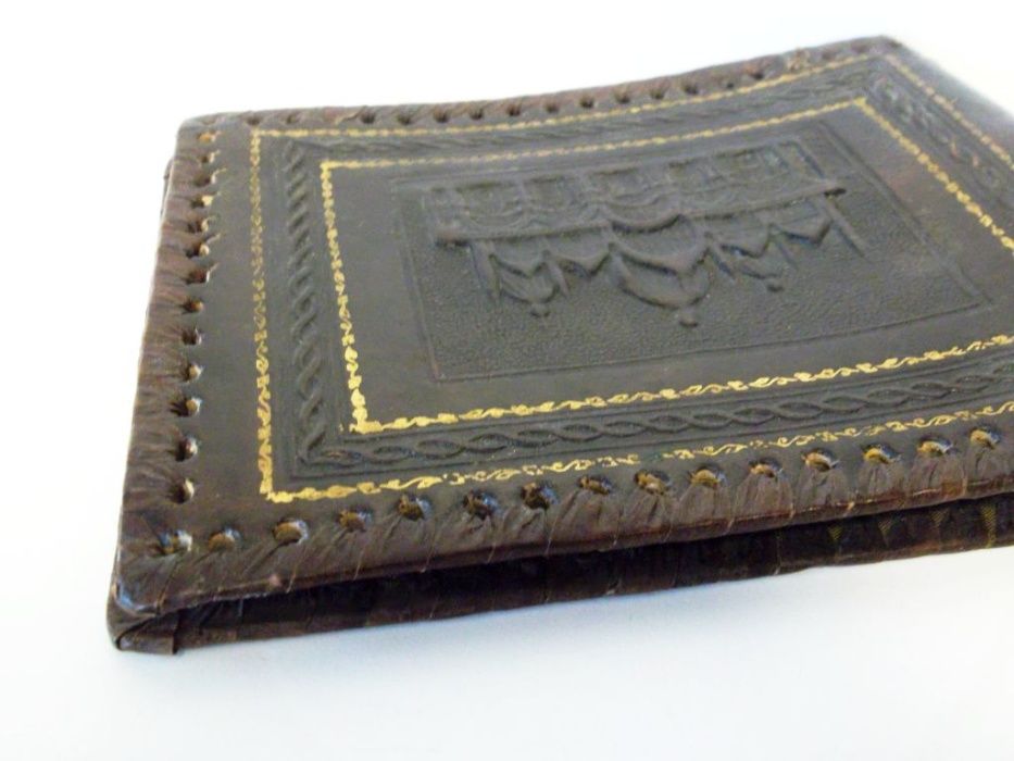 antigo álbum de fotografia em couro com relevo imagem oriental