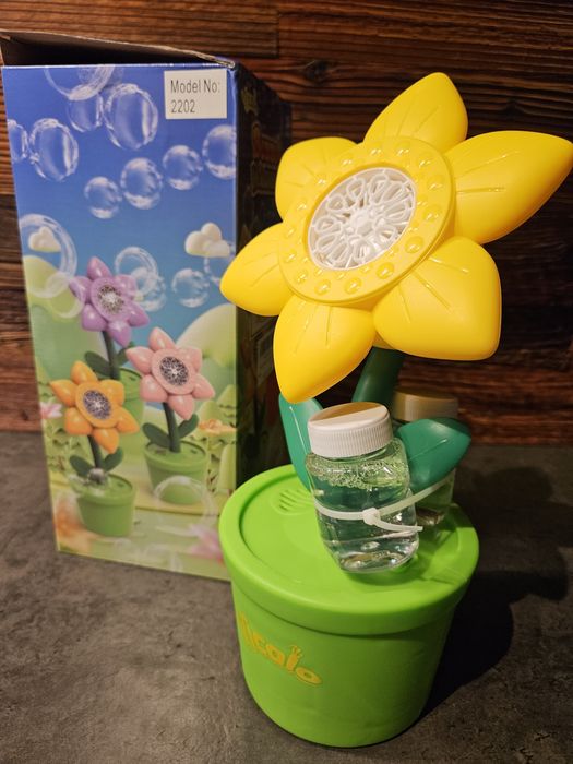 Kwiatek puszczający bańki, +2 butelki płynu.