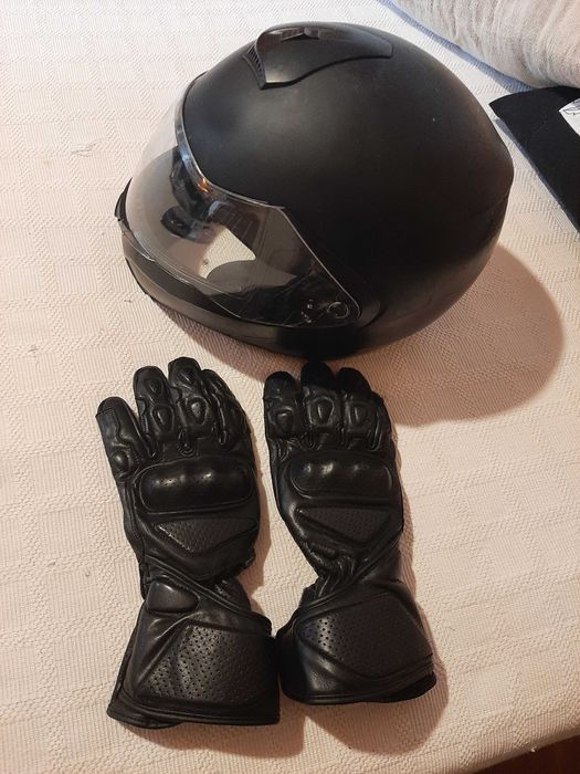 Vendo capacete e luvas de cabedal