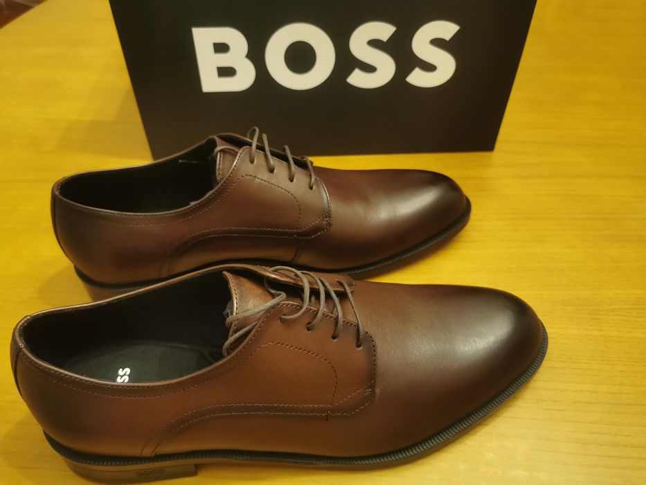 Sapatos Boss Derby Black Brown 44, novos sem qualquer utilização.