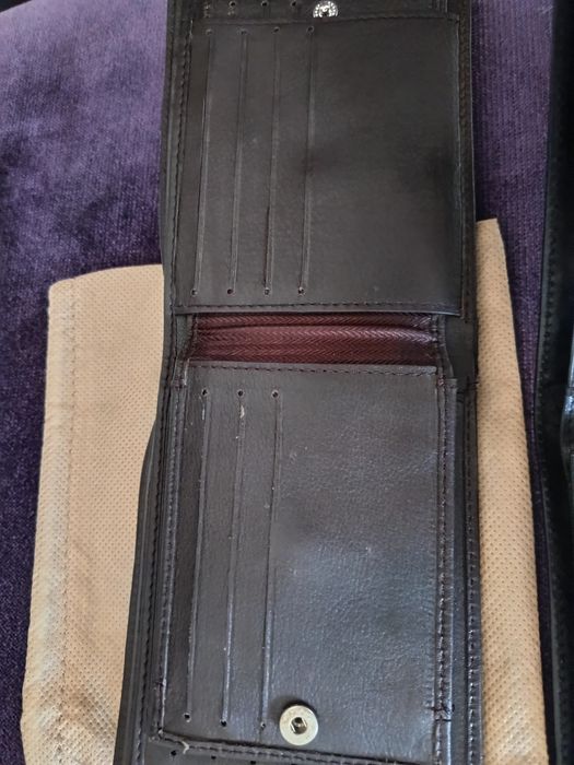 Carteiras  em pele castanha e preta ambas novas