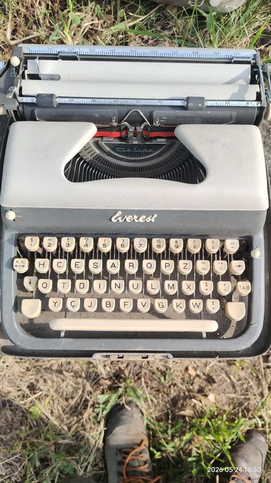 Maquina de escrever Everest