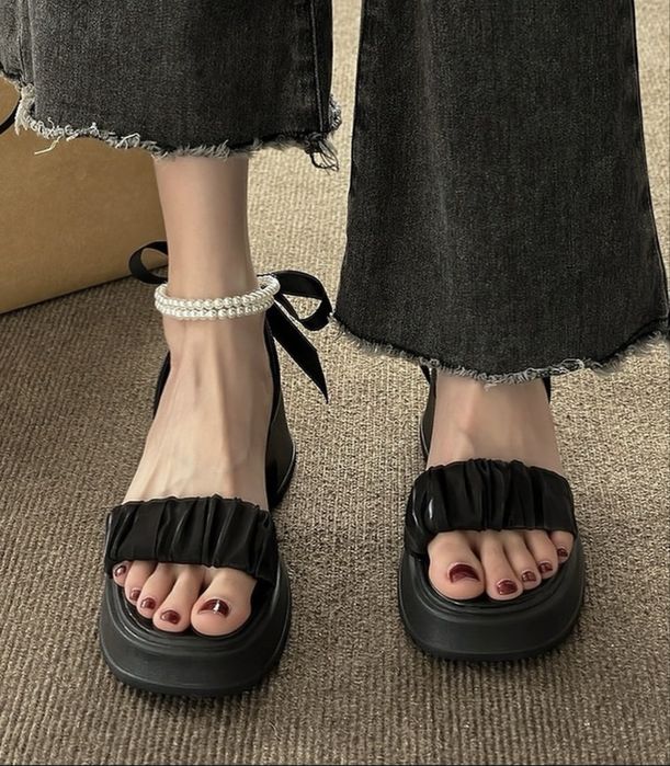 czarne sandały z perłami