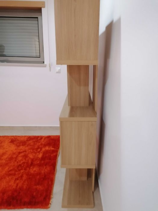 Secretária + cadeira + estante de apoio