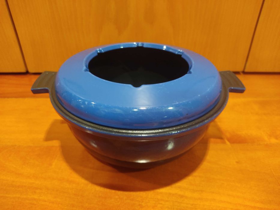 Panela de fondue, queijeira, taça e pratos fundos azuis