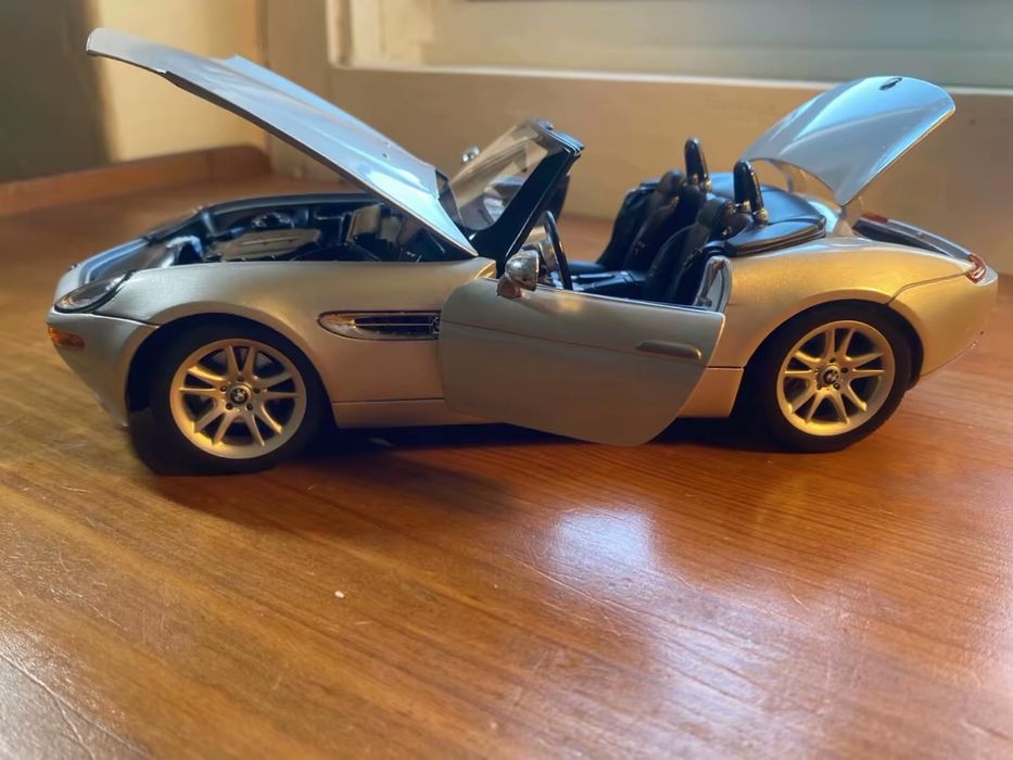 Carro miniatura BMW Z8 descapotável - Maisto - Escala 1/18