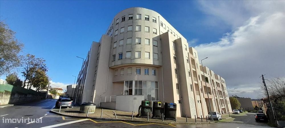 Apartamento T2 em Rio Tinto com garagem e arrumos