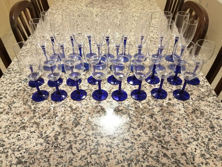Vendo copos de champanhe e vinho