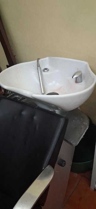 Vendo lavatório Cuba de louça.