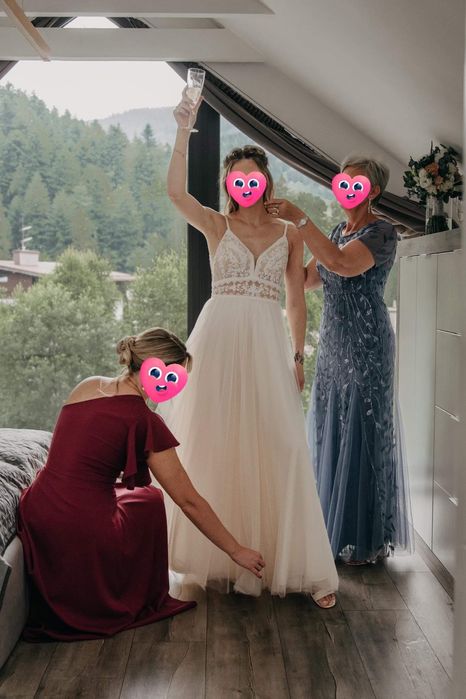 Suknia ślubna ANNAIS w A lekko rozkloszowana na ramiączkach