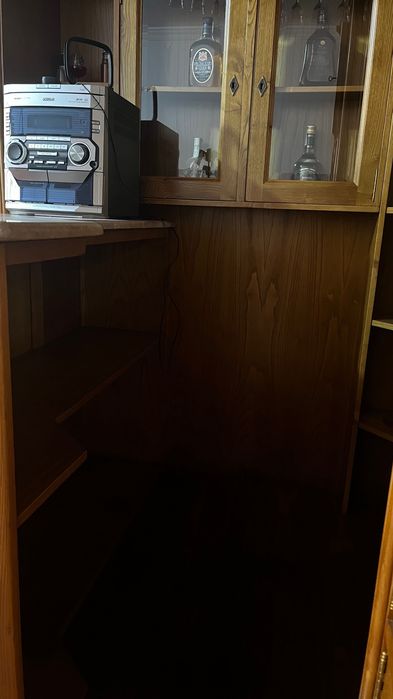 Bar em madeira de ótima qualidade