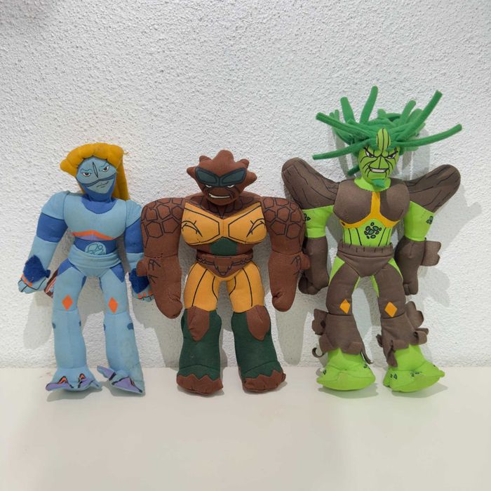 Pack Coleção Gormiti: Livro "La Gran Historia" + 3 Peluches