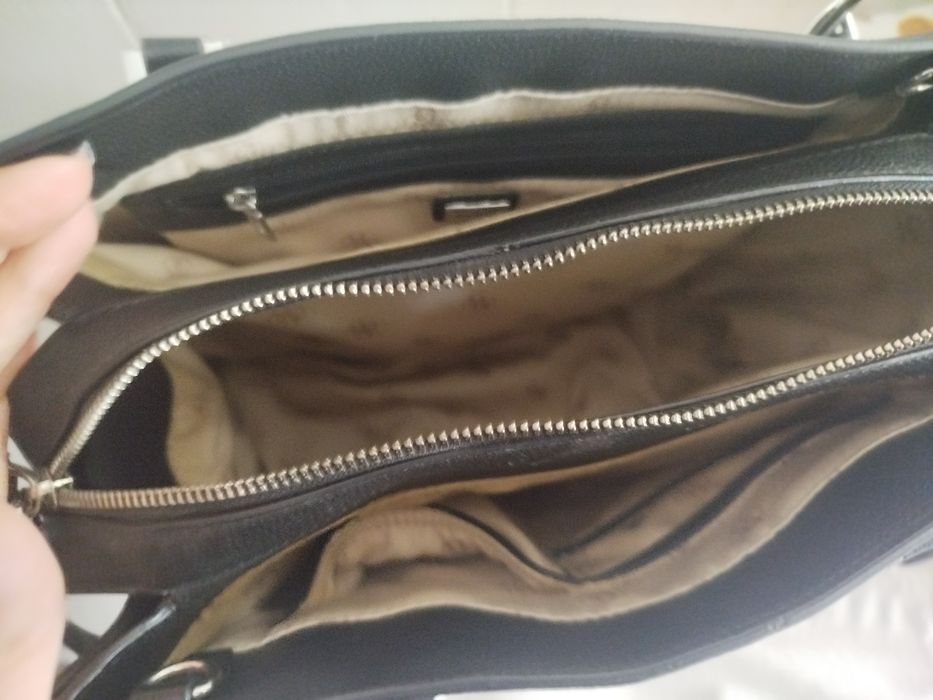 Mala Guess duas alsas de mão e tira colo em pelepele