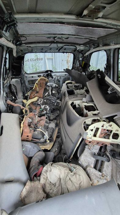 дешево продається KIA CARNIVAL III