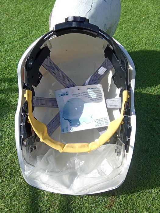 Capacete de proteção com óculos embutidos