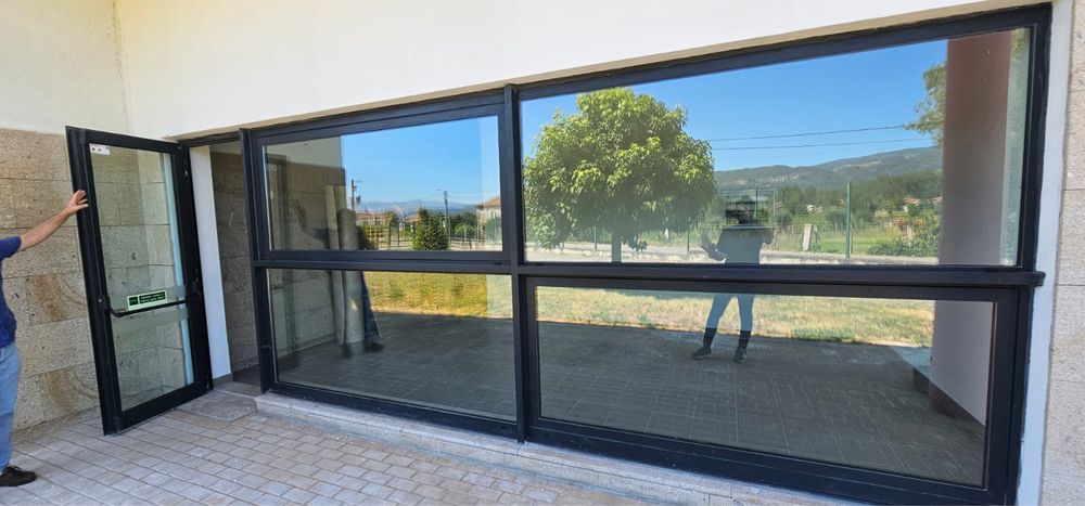 Montra com basculantes + porta