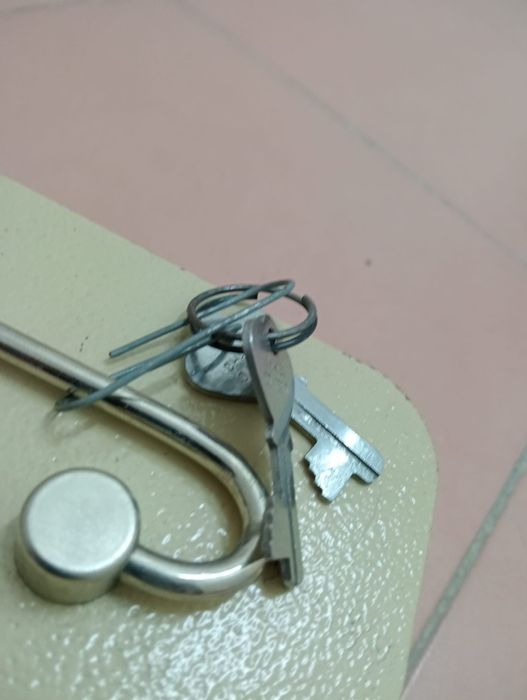 Cofre antigo com chaves e código