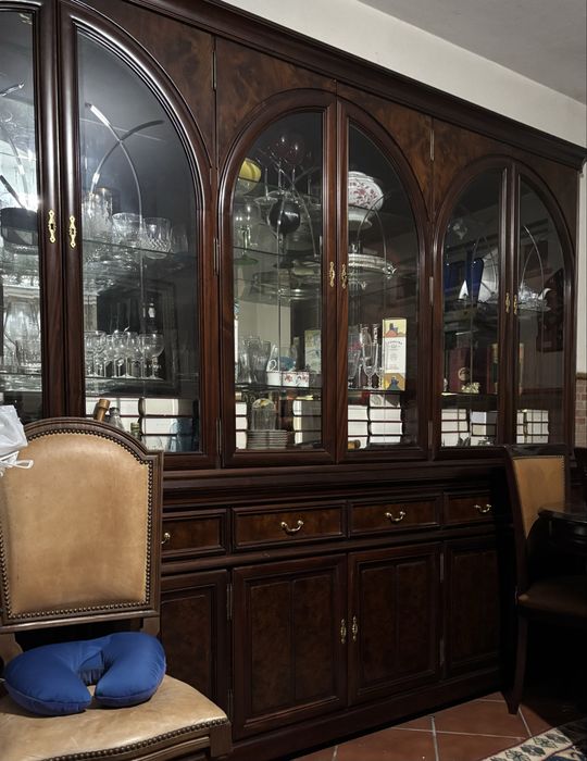 Movel de grande arrumaçao de cristais e loiças ou outros.