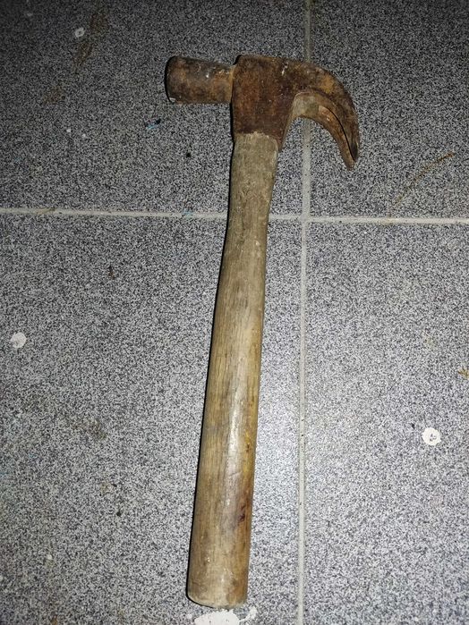 Alicates,colheres de trolha,e martelos, não se fazem entregas.