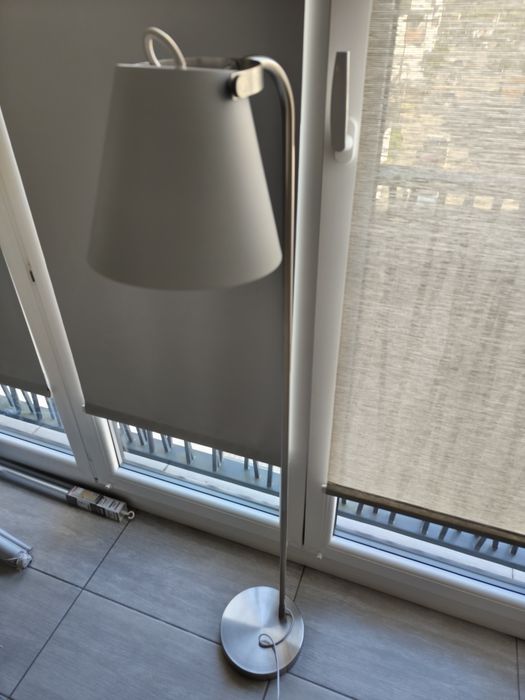 Lampa stojąca srebrno-szara