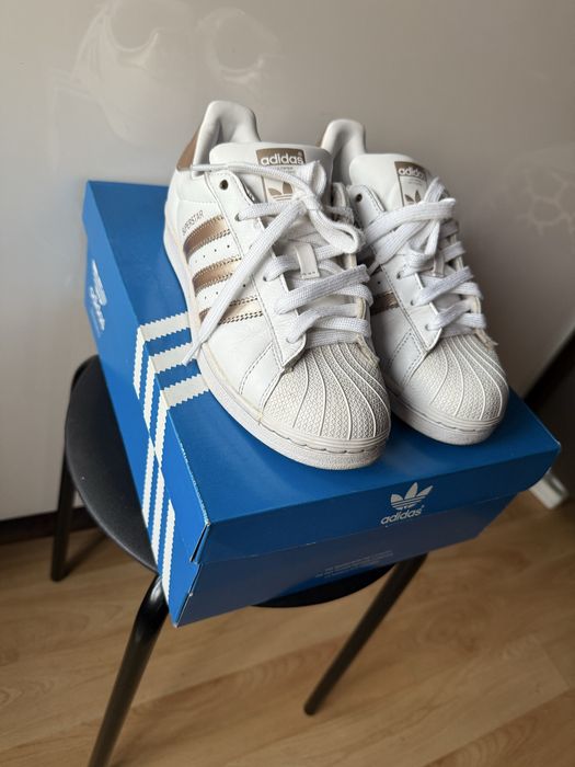 Skórzane, białe (złote akcenty) buty, sneakersy Adidas Superstar 38