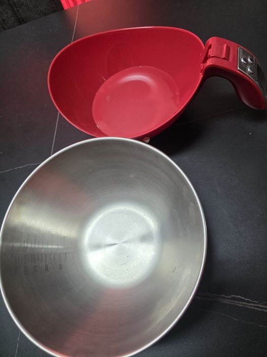 Uma Balança Digital com bandeja em inox