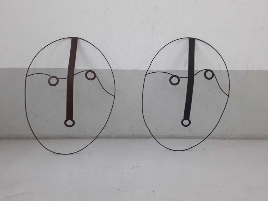 Esculturas de parede em metal estilo abstrato.