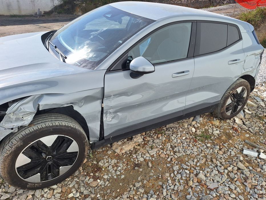 VOLVO EX30 sinistrado 2025
