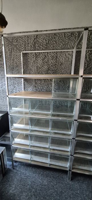 Regał aluminiowy z terrariami 13sztuk