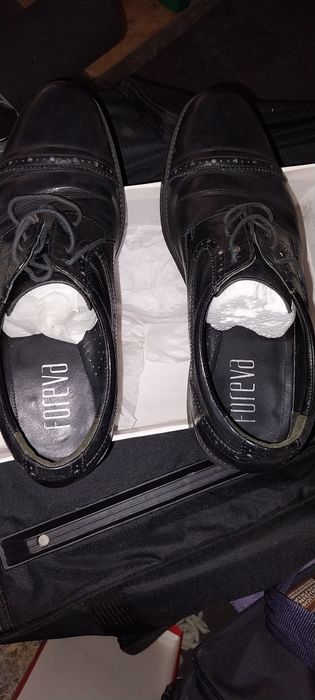 Sapatos em pele novos n.41