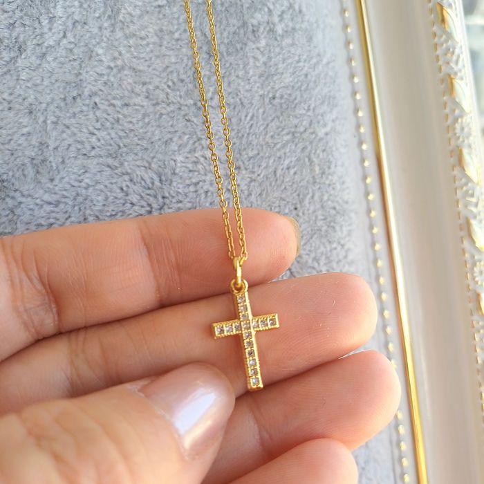 Colar Minimalista e Delicada Cruz Cravejado em Zirconia Swarovski Aço inoxidável Banhado a Ouro