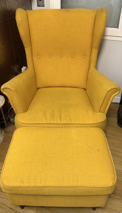 Poltrona cadeirão ikea Strandmon e pousa pés