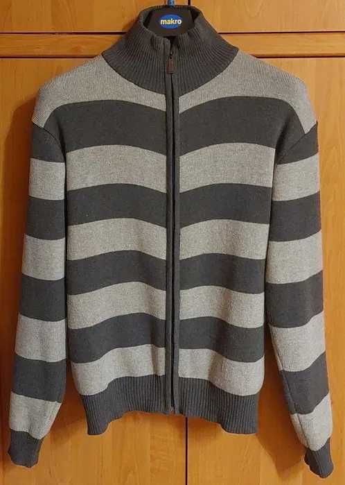 Szary sweter rozpinany w poziome pasy
