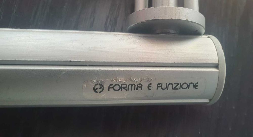 Dois varões de roupeiro com luz- Da Forma e Funzione