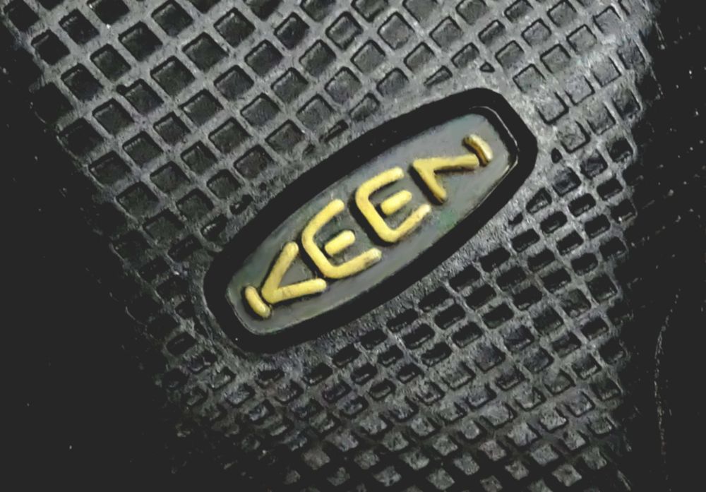 Продам новые кожанные сапожки , бренд "KEEN", черный цвет, размер 36 .