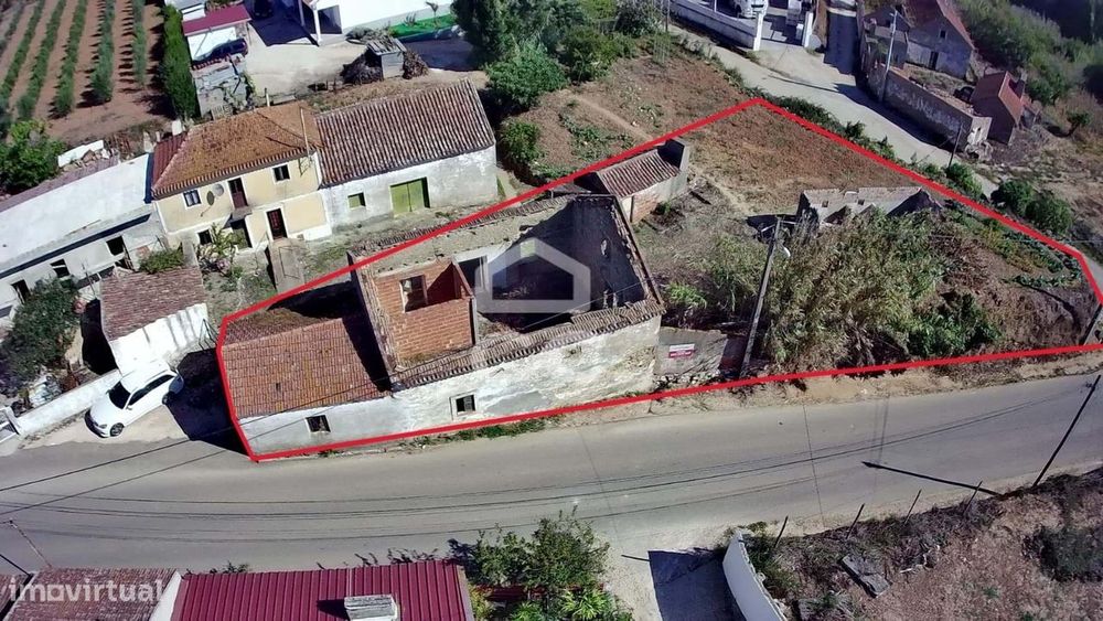 Moradia para recuperação, inserida num amplo lote de 687 m²