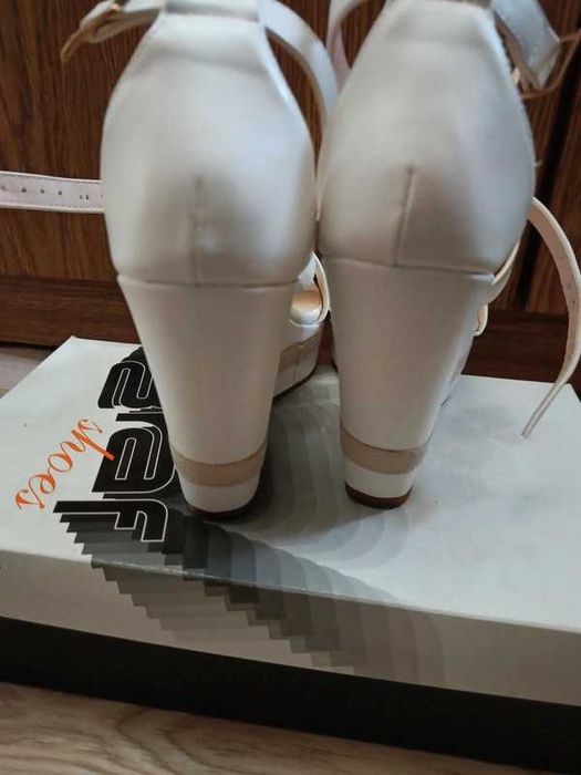 Sandały faberlic kremowe 39