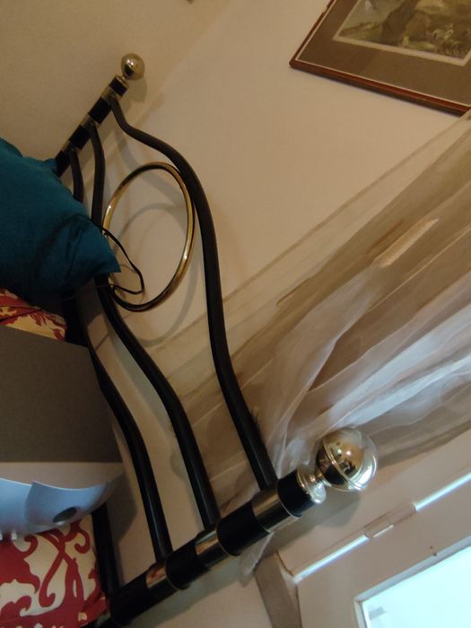 Cama casal madeira e de ferro.