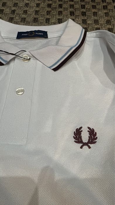 Polo branco da marca Fred Perry