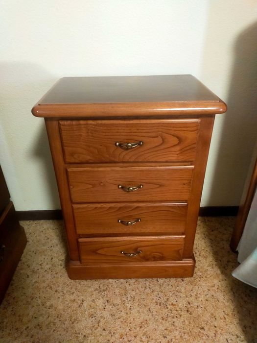 Cama de casal | cómoda|  mesas de cabeceira