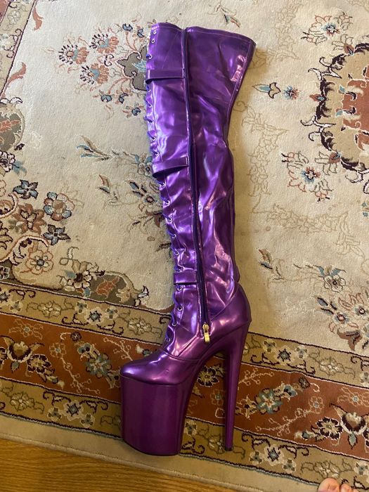 Стрипы ботфорты, Лаковані ботфорти, pleaser