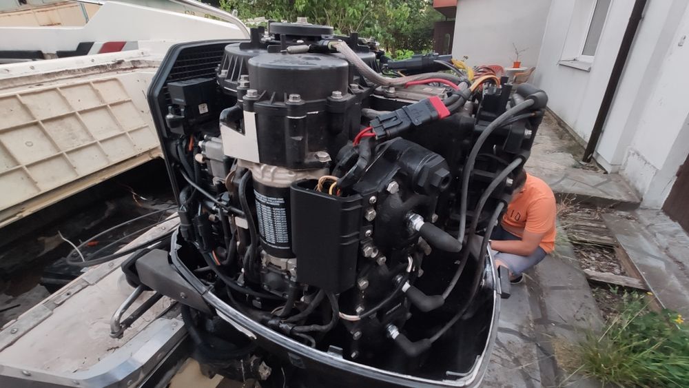 Łódź motorowa Thunderbird z silnikiem Johnson 150 KM V6  + Przyczepa