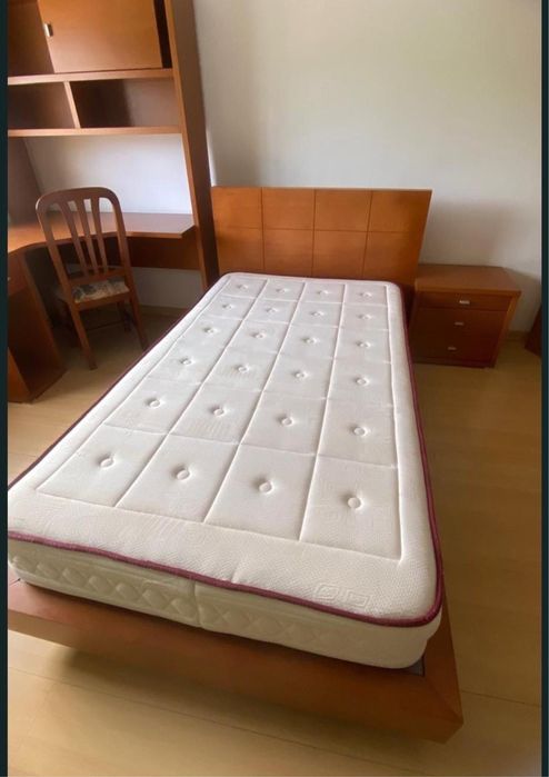 Cama+ colchão+ Mesa de cabeceira (madeira verdadeira)