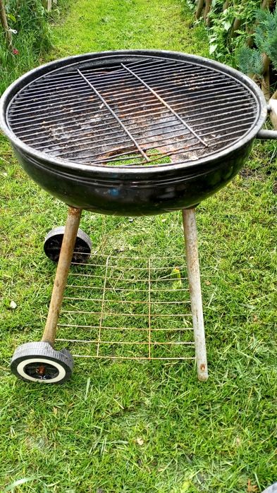 Grill na kółkach okrągły pokrywka czarny