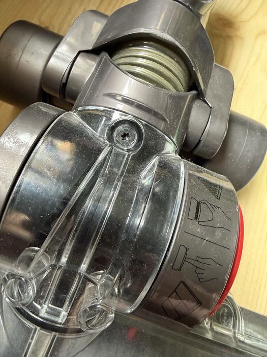 Dyson v 8 пилосос