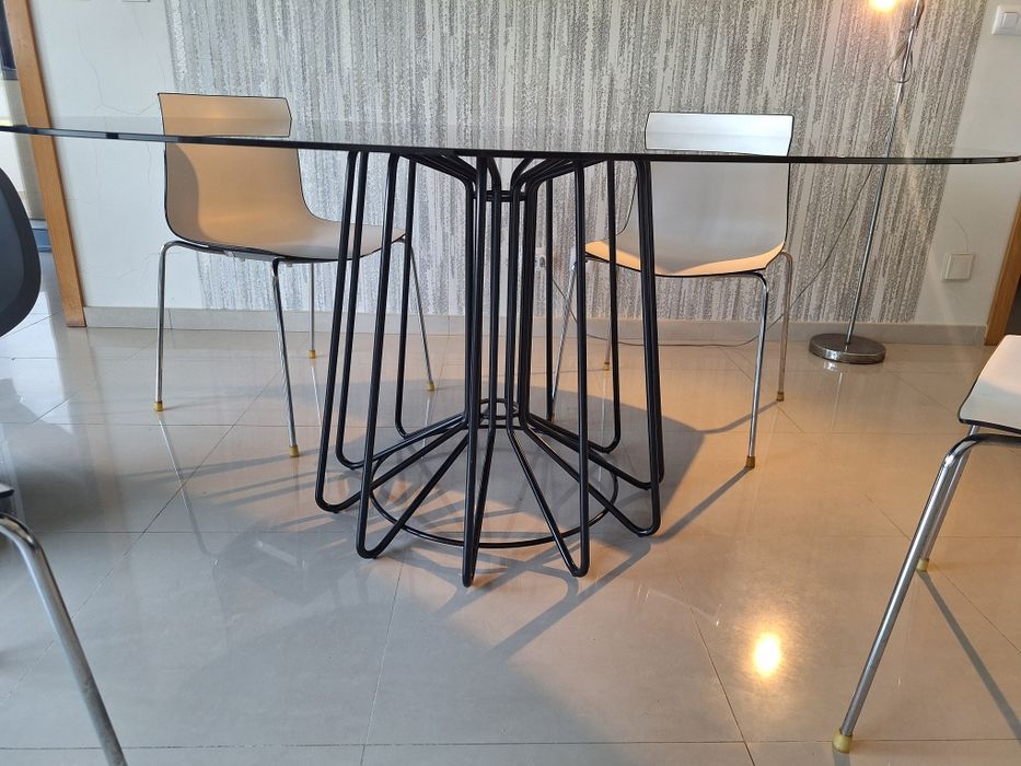 Mesa e cadeiras de sala jantar