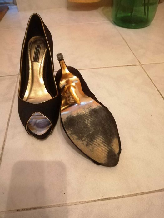 Par de sapatos com salto pretos