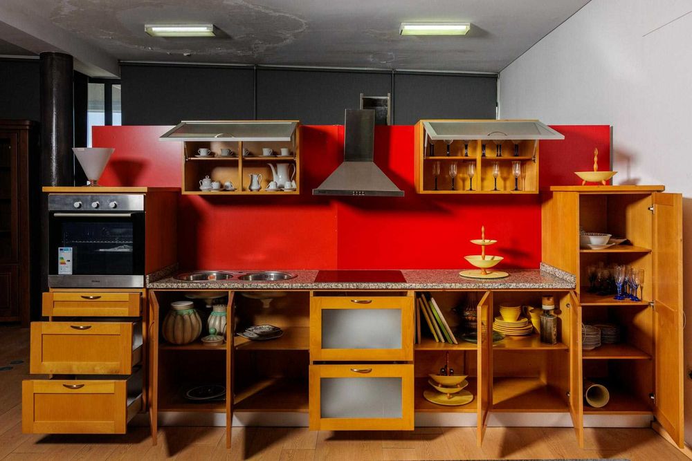 Cozinha em faia, com eletrodomésticos