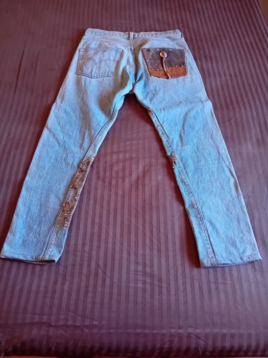 Calças ganga com aplicações em pele/cabedal, marca Levis Strauss originais/verdadeiras, compradas em Ibiza, em excelentes condições.